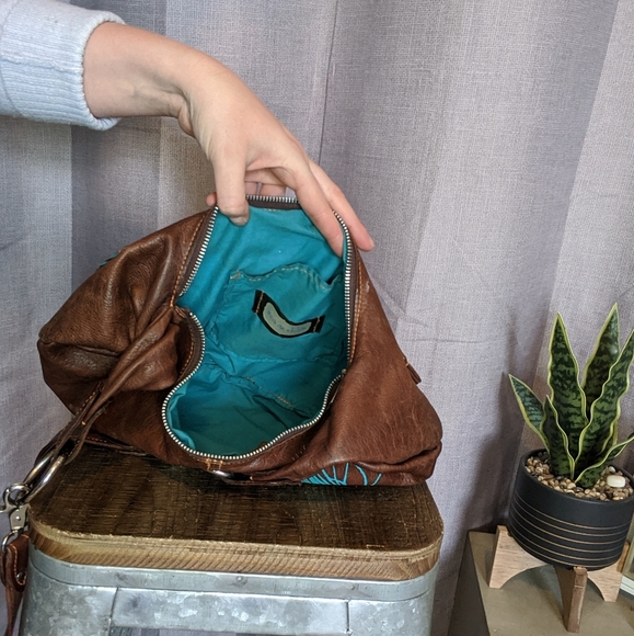 Stitch & Swash leather peacock feather crossbody - Picture 4 of 5